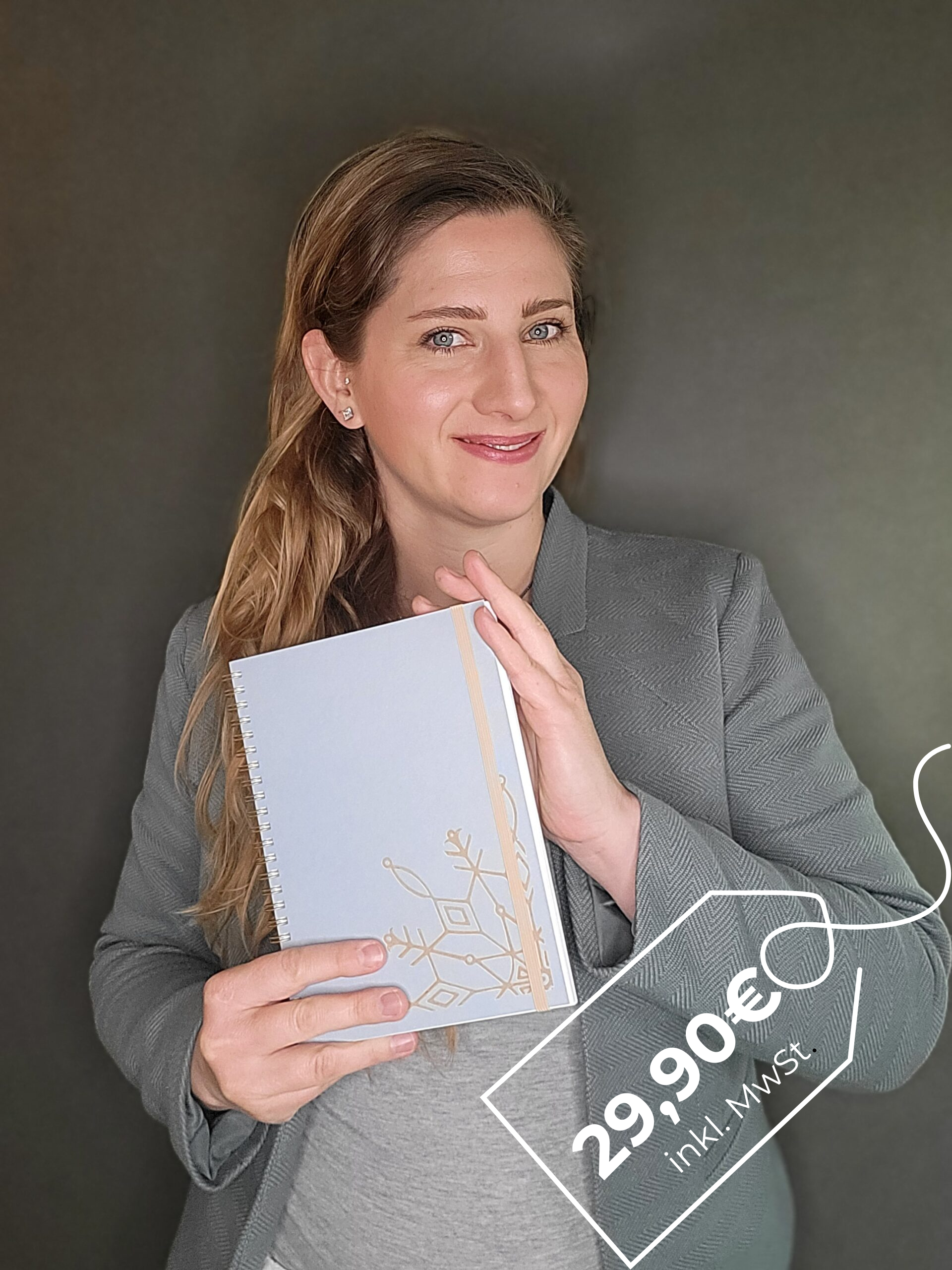 Katharina Scharf hält ihr Tagebich für Altagsgeplagte in der Hand